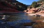O belo rio no Slide Rock State Park, perto de Sedona, no Arizona, Estados Unidos
